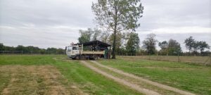 Les services municipaux livrent les tables et chaises