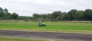 Luc sur la tondeuse du club