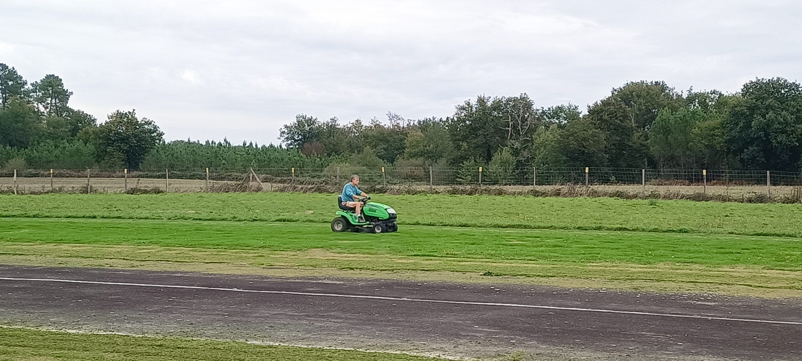 Luc sur la tondeuse du club